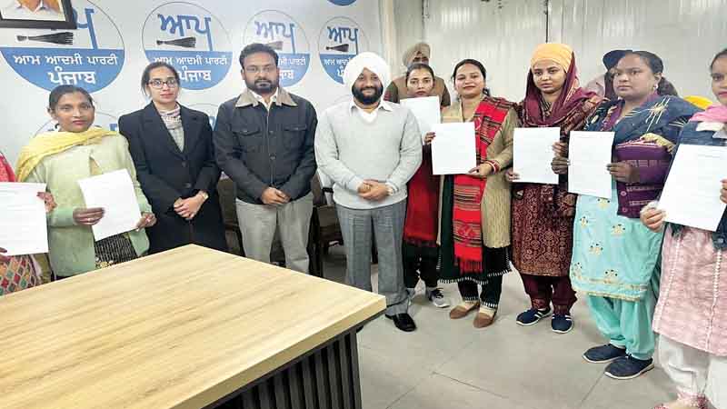 आंगनबाड़ी कार्यकर्ता-सहायिकाओं को नौकरी, विधायक कुलवंत सिंह ने मुलाजिमों को सौंपे नियुिक्त पत्र