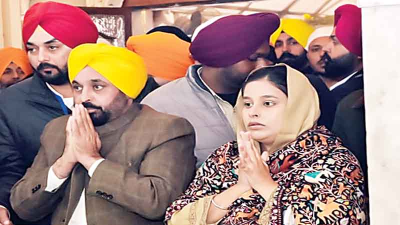 Punjab News : पंजाब के मुख्यमंत्री भगवंत सिंह मान गुरुद्वारा श्रीफतेहगढ़ साहिब में नतमस्तक