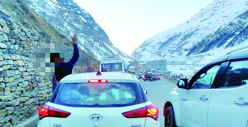 लापरवाही से ड्राइविंग पर केस, लाहुल-स्पीति पुलिस की अपील, नियमों का करें पालन