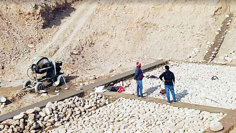 सिंचाई टैंक निर्माण में करोड़ों की धांधली; लापरवाई आई सामने, खड्ड के पत्थर काम में कर दिए इस्तेमाल