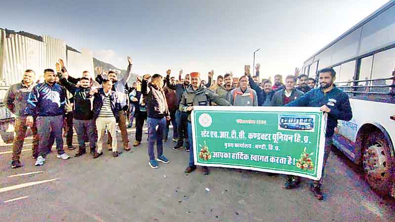 एचआरटीसी मुख्यालय में परिचालकों का प्रदर्शन; इस कारण सरकार-निगम प्रबंधन के खिलाफ नारे