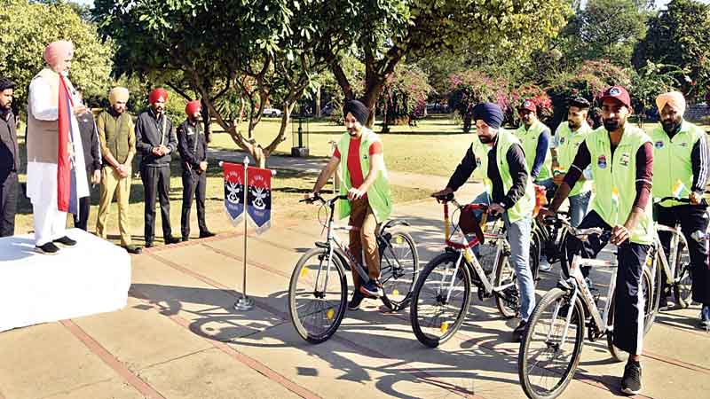 1200 किलोमीटर सफर तय कर चंडीगढ़ पहुंची साइकिल रैली, जौड़ामाजरा ने फ्लैग डे पर किया फ्लैग इन