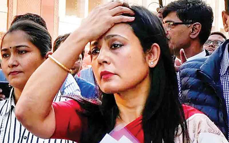 पैसे लेकर सवाल पूछने के मामले में तृणमूल कांग्रेस की सांसद महुआ मोइत्रा की लोकसभा सदस्यता रदद्