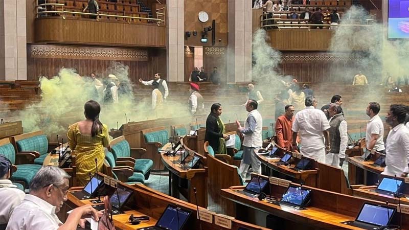 संसद की सुरक्षा में बड़ी चूक, हाथ में गैस कनस्तर लिए दर्शक दीर्घा से कूदे दो लोग, सांसदों ने दबोचा