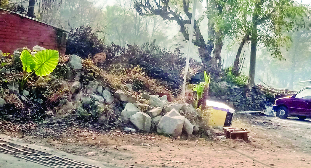 भराड़ी में एक साल बाद भी रास्ते से नहीं हटा अवैध पत्थरों का ढेर