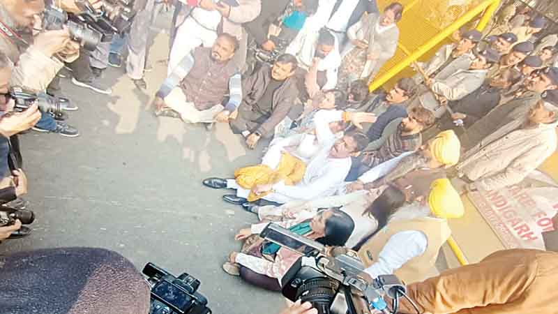 नगर निगम आफिस के बाहर प्रदर्शन; चुनाव न होने पर आप-कांग्रेस ने भाजपा के खिलाफ खोला मोर्चा