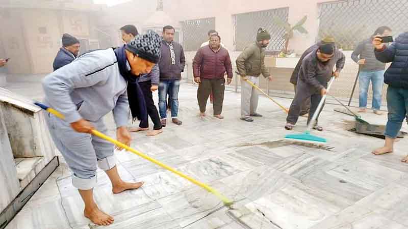 श्रीगौरीशंकर मंदिर में लगाया झाड़ू, कंवरपाल-विधायक घनश्याम ने कार्यकर्ताओं के साथ की सफाई