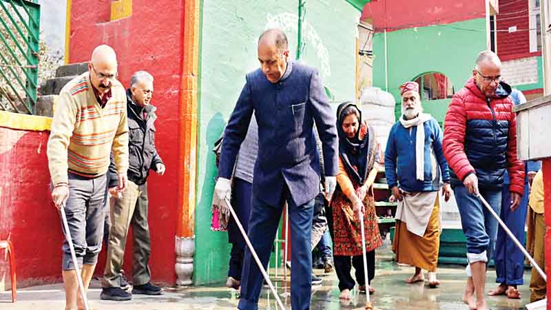 नेता प्रतिपक्ष जयराम ठाकुर ने की मंदिर में सफाई