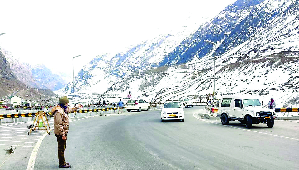 रोहतांग में बर्फ…दौड़े आए सैलानी, नौ दिन में चार हजार पर्यटक पहुंच गए लाहुल