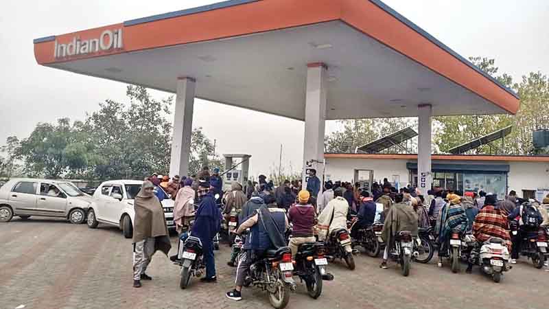 तलवाड़ा-हाजीपुर में पेट्रोल और डीजल की किल्लत, विरोध में ड्राइवरों ने किया प्रदर्शन, लगाए नारे