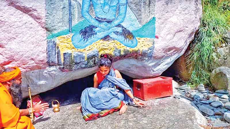 टीवी एक्ट्रेस रतन राजपूत ने अघंजर महादेव मंदिर में लिया भोलेनाथ का आशीर्वाद