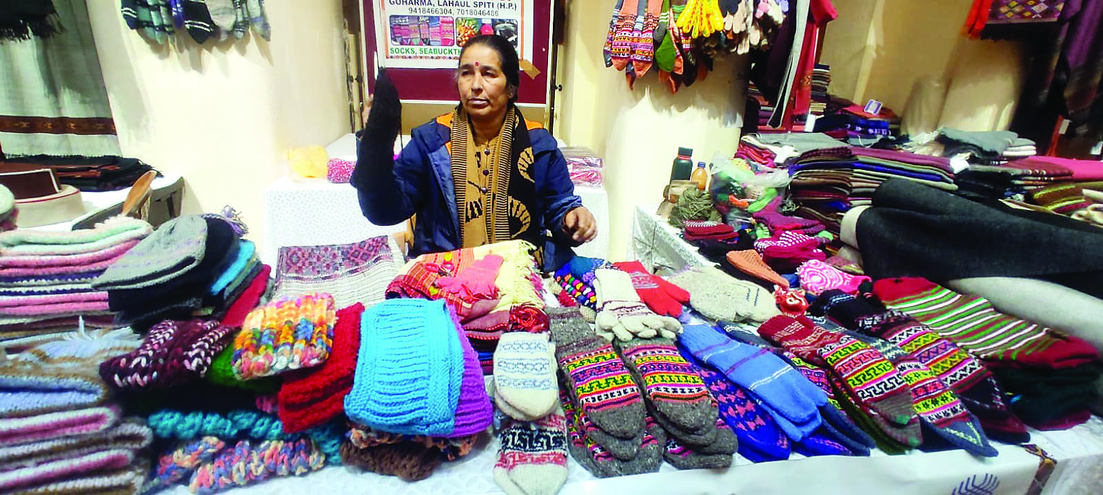 गेयटी में हाथों-हाथ बिक रहे लाहुल-स्पीति के ऊनी वस्त्र