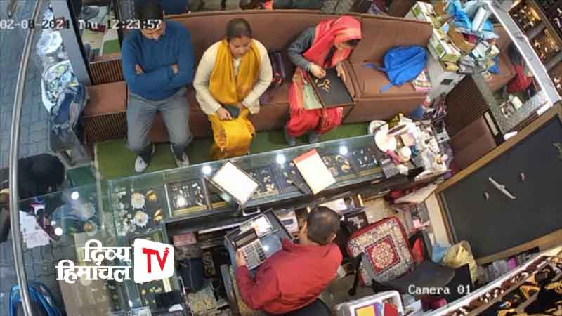 सुनार की दुकान से महिला ने चुराए सोने के झुमके, CCTV कैमरा में कैद हुई वारदात, देखें शातिरपन