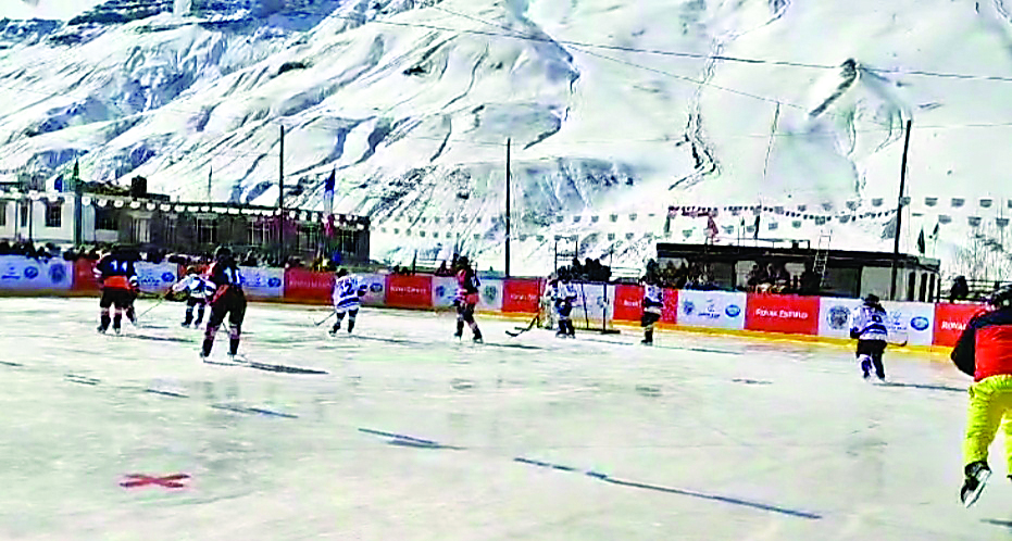 काजा में आईस हॉकी…माइनस 20 डिग्री के बीच मैच