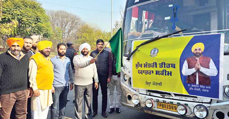 तीर्थयात्रियों की बस को हरी झंडी, मोहाली के विधायक कुलवंत सिंह ने हरमंदिर साहिब को किए रवाना