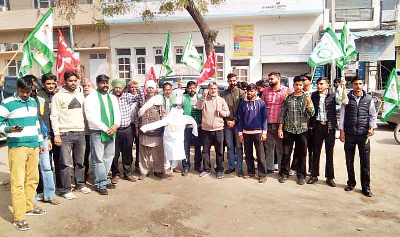 केंद्र का पुतला फूंका, किसान-मजदूरों ने SDM कार्यालय के बाहर प्रदर्शन कर वादाखिलाफी का जड़ा आरोप