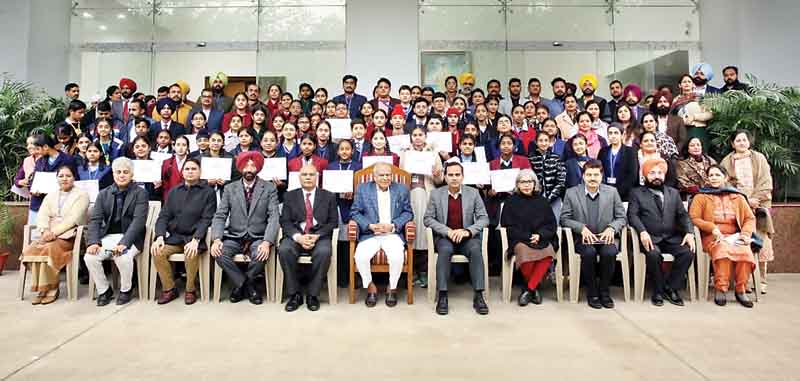 300 मेधावी छात्रों को 20 लाख; पंजाब के राज्यपाल पुरोहित ने परीक्षा में उत्कृष्ट प्रदर्शन पर नवाजे विद्यार्थी