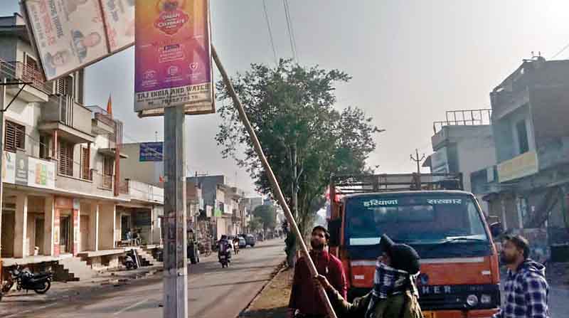 यमुनानगर में अवैध होर्डिंग्स-फ्लैक्स हटाए, नगर निगम की कार्रवाई, शहर की सुंदरता को लगा रहे थे ग्रहण