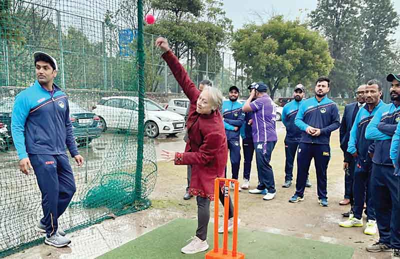 ब्रिटिश उप उच्चायुक्त ने दिव्यांग टीम संग खेली क्रिकेट, कैरोलिन रोवेट ने चंडीगढ़ में किया खेल भावना का प्रदर्शन