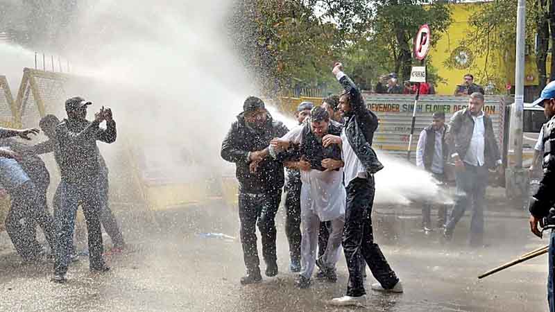 NSUI कार्यकर्ताओं पर लाठीचार्ज, चंडीगढ़ मेयर चुनाव में धांधली को लेकर प्रदर्शन, पुलिस ने फेंकी पानी की बौछारें