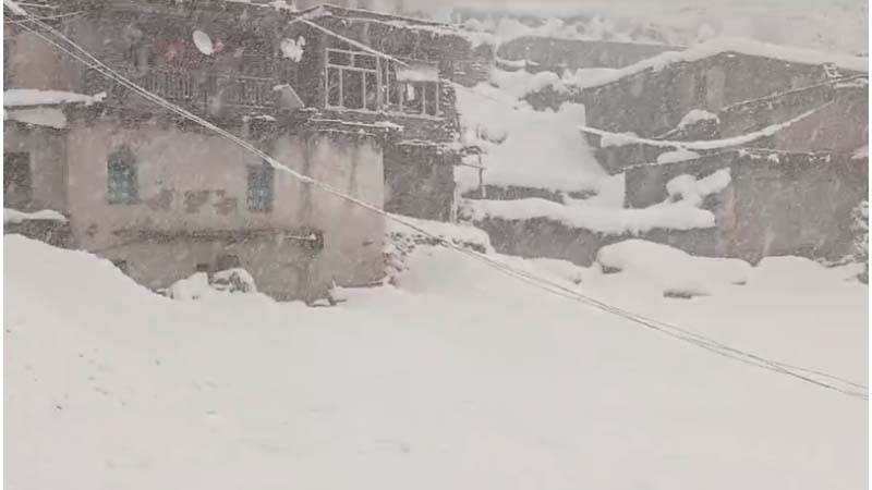 Weather: हिमाचल में बर्फबारी से चार नेशनल हाईवे समेत 232 सड़कें बंद, 1800 ट्रांसफार्मर ठप