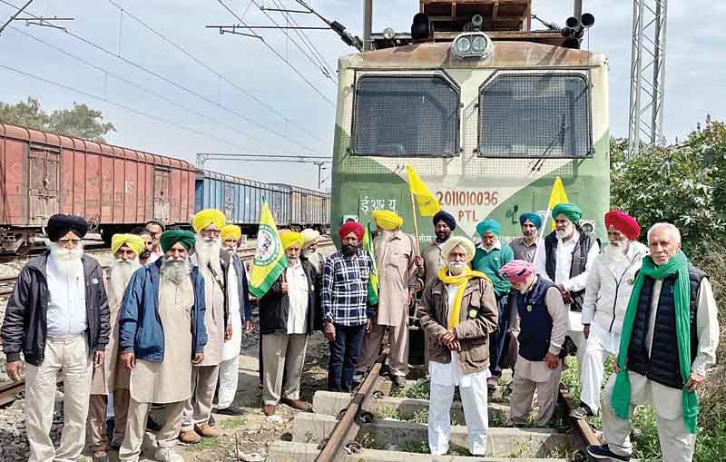 होशियारपुर में किसानों ने रोकी ट्रेनें, हक पाने को केंद्र सरकार के खिलाफ प्रदर्शन
