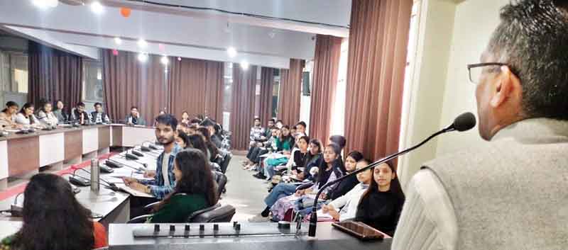 घुमारवीं कालेज में छात्रों को दी इंटरव्यू स्किल की जानकारी