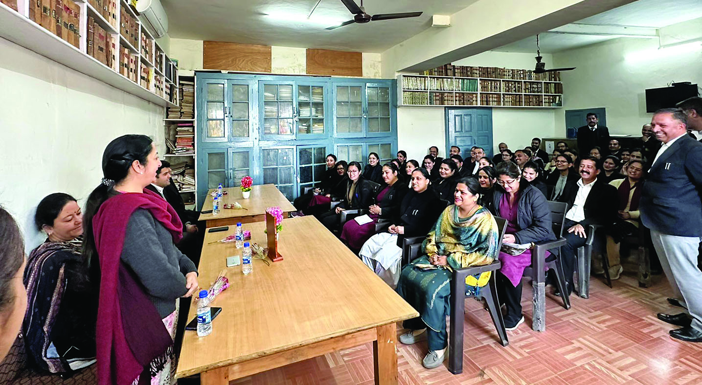 सोलन में नवाजीं महिलाएं, महिला दिवस कार्यक्रम के दौरान महिला कर्मचारियों को दिया सम्मान