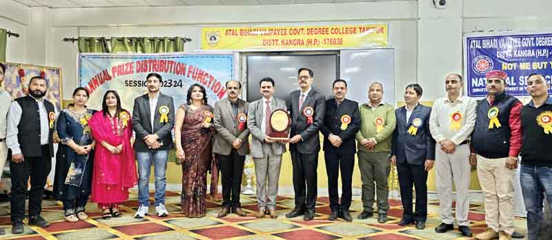 सालाना जलसा… तकीपुर कालेज में छात्रों को बांटे पुरस्कार