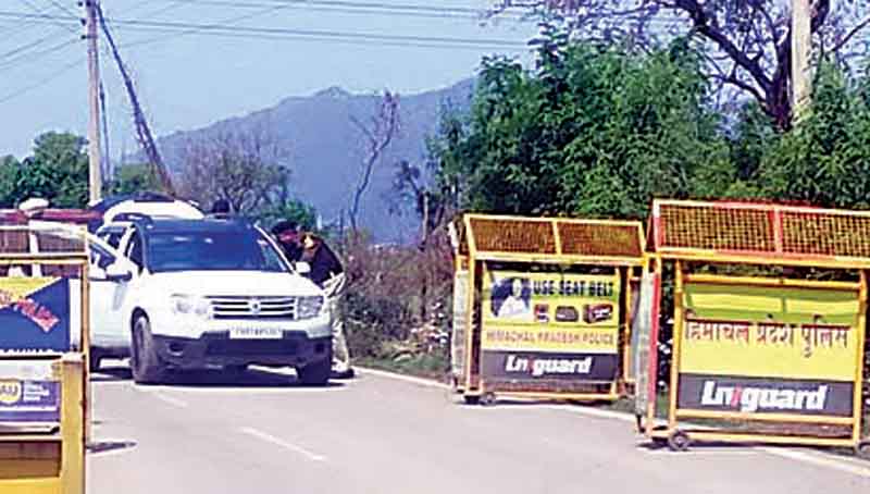 प्रदेश की सीमाओं पर जांच के बाद वाहनों को एंट्री, चुनावों को लेकर पुलिस ने बढ़ाई सुरक्षा व्यवस्था