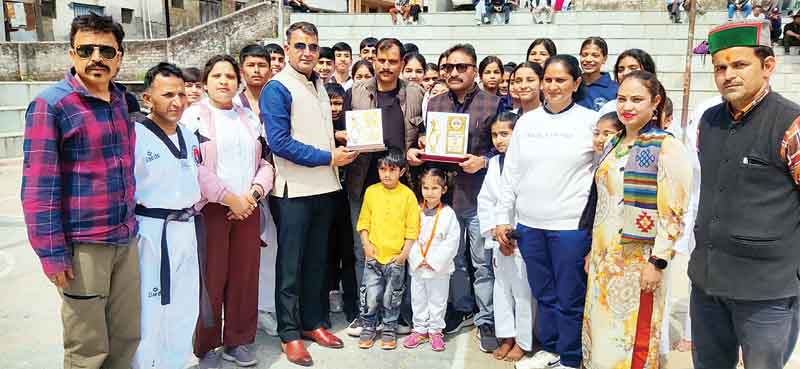 पालमपुर में विजेताओं को गोल्ड-सिल्वर मेडल