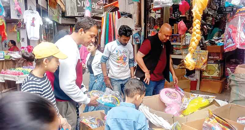 हमीरपुर में होली के उत्सव पर खुली दुकानें