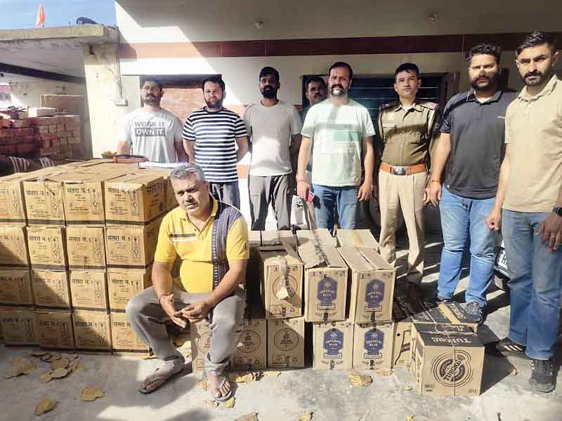 शराब की 982 बोतलें बरामद, पांवटा साहिब के माजरा में पुलिस ने एक घर में पकड़ी खेप