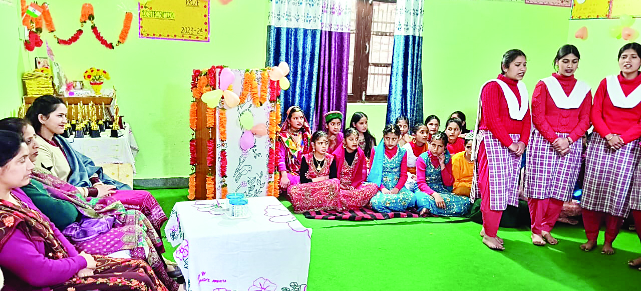 कस्तूरबा गांधी बालिका विद्यालय भरमौर में छात्राओं पर बरसे इनाम