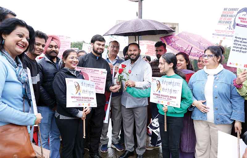 चंडीगढ़ में महिला अधिकार रैली को झंडी; मेयर कुलदीप ने की रवाना, छात्राओं का सुखना लेक तक मार्च