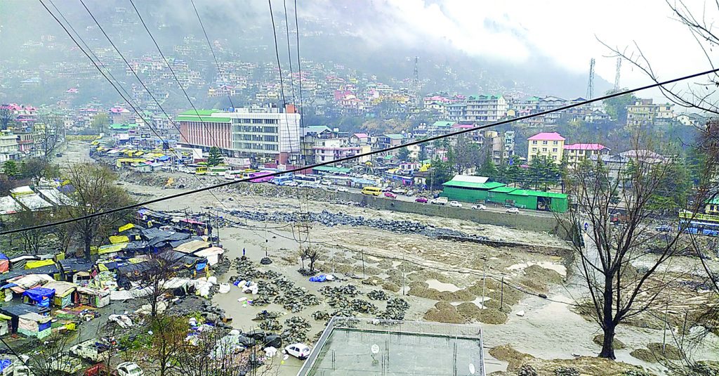 सरवरी की बाढ़ में डूबा कुल्लू - Divya Himachal