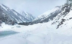 हिमखंड ने रोका चंद्रभागा नदी का बहाव; लाहुल घाटी में आसामान से बरसी सफेद आफत, 48 घंटों से बिजली गुल