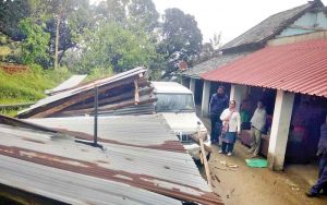 एक मकान की उड़ी छत, दूसरे पर गिरा पेड़, नुगराड़ी गांव में तेज तूफान से दो परिवारों के मकानों को पहुंचा नुकसान