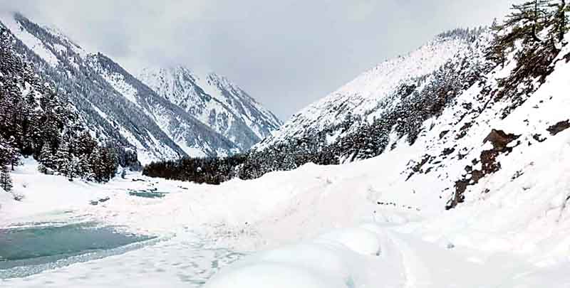 बर्फबारी से लाहुल-स्पीति में जनजीवन प्रभावित