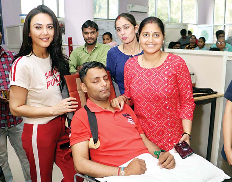 स्पाइनल रिहैब सेंटर पहुंचीं प्रीटि जिंटा, रोगियों से की मुलाकात