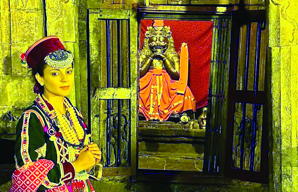 लुआचड़ी-डोरा पहन चौरासी मंदिर पहुंची कंगना