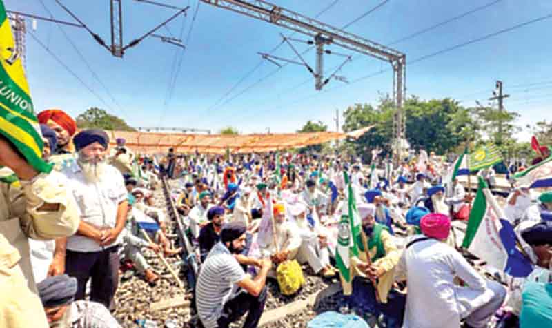शंभू बॉर्डर पर किसानों ने जाम किया रेलवे ट्रैक