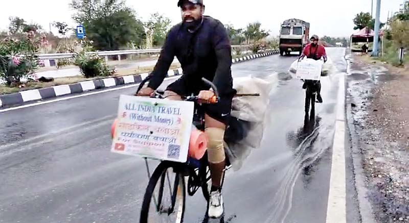 दो गबरू दे रहे हैं साइकिल चलाओ पर्यावरण बचाओ का समाज को संदेश