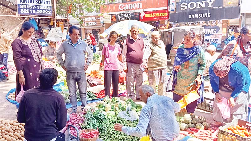 मंडी में खरीददारों को देखकर सब्जी विक्रेताओं के चेहरों पर छाई रौनक