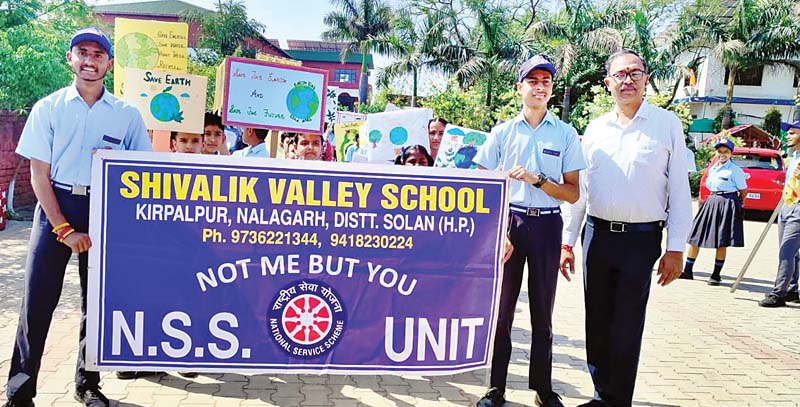 शिवालिक वैली स्कूल किरपालपुर में रैली निकालकर पर्यावरण पर किया जागरूक