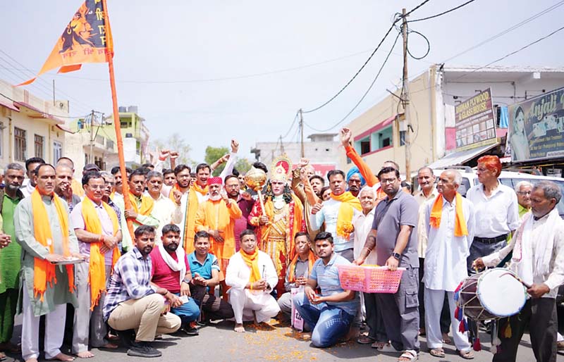 दौलतपुर चौक में हनुमान जन्मोत्सव पर निकली भव्य शोभायात्रा