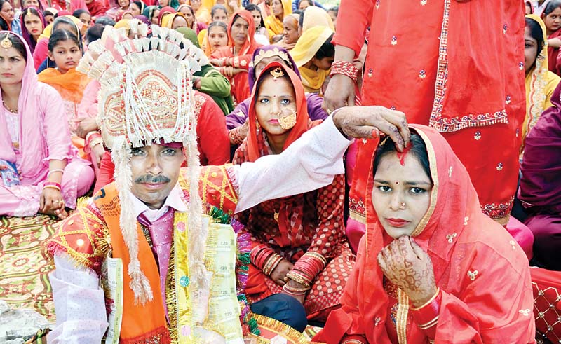 सत्संग समागम में वर-वधू की करवाई शादी