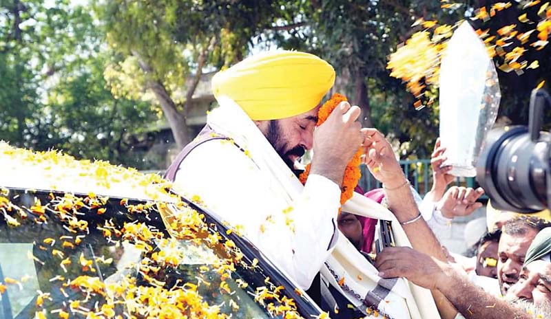 मुख्यमंत्री भगवंत मान के काफिले पर बरसाए फूल