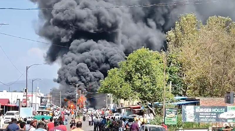 टाहलीवाल में पलटा डीजल से भरा टैंकर, आग लगने से तबाही