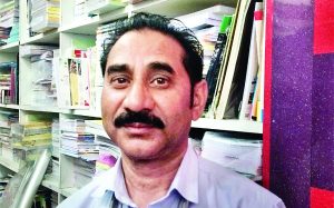 झियोल में छात्रों को फ्री रेफरेंस बुक्स दे रहे समाजसेवी राजेंद्र कुमार